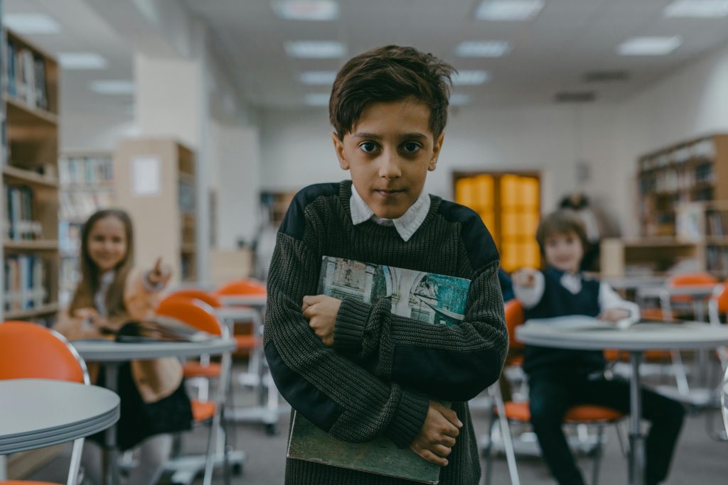 Jeune enfant écolier avec des difficultés d'intégration sensorielle