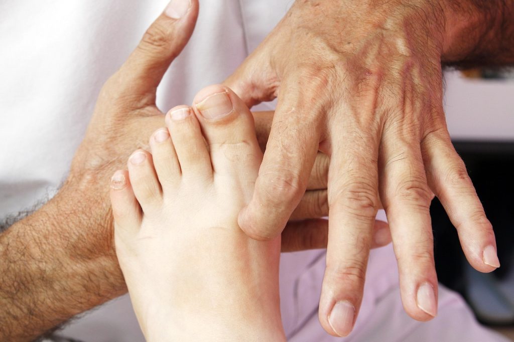 découvrez l'art du massage des pieds, une expérience relaxante qui soulage la fatigue, améliore la circulation sanguine et vous transporte vers un monde de bien-être. offrez à vos pieds le soin qu'ils méritent et laissez-vous séduire par un moment de pur délice.