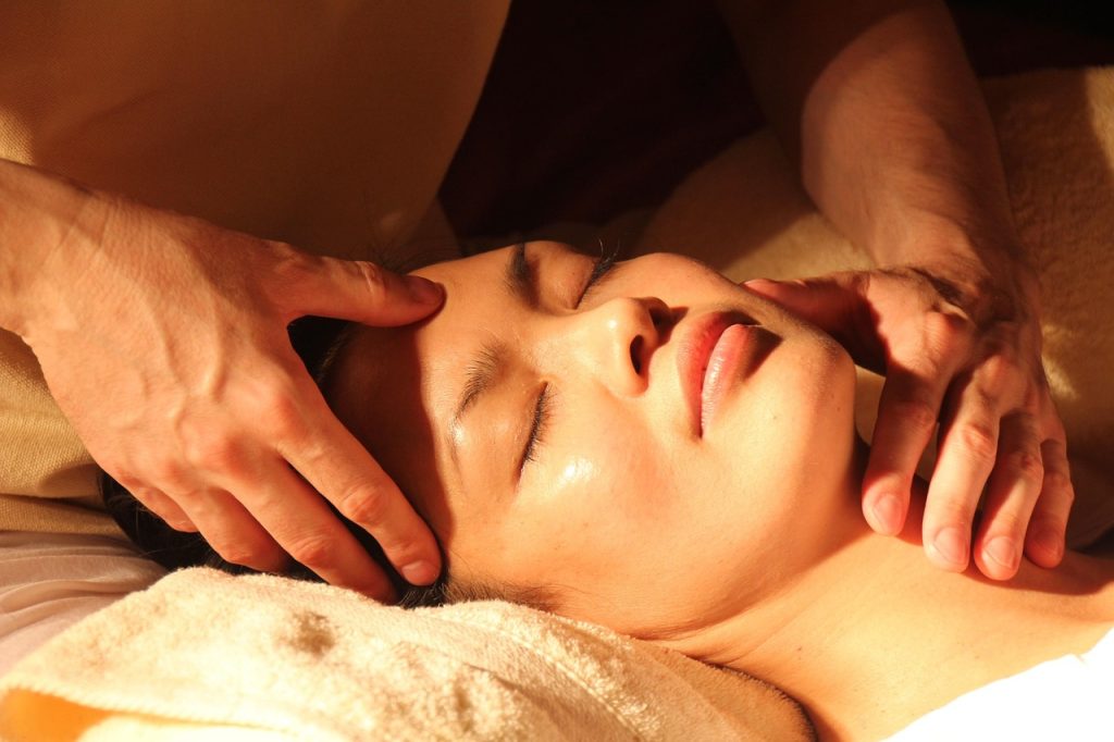 découvrez l'acupressure, une technique de massage asiatique qui stimule des points spécifiques du corps pour soulager le stress, améliorer la circulation et favoriser le bien-être général. idéale pour ceux qui cherchent des solutions naturelles pour leur santé.