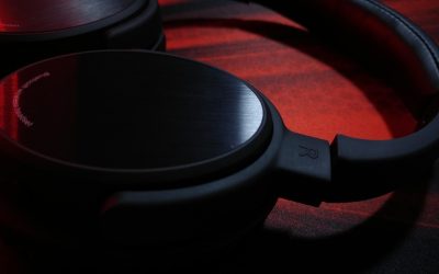 Casque audio noir posé sur surface sombre lumière rouge ambiante