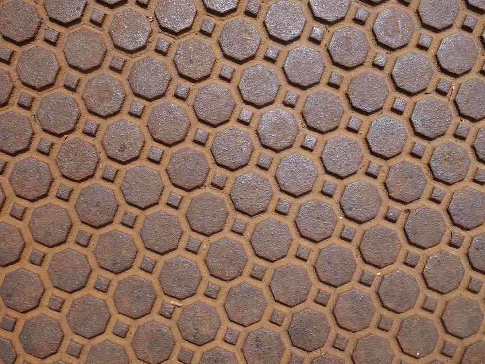 Nettoyage d'une cocotte en fonte avec une pâte de bicarbonate