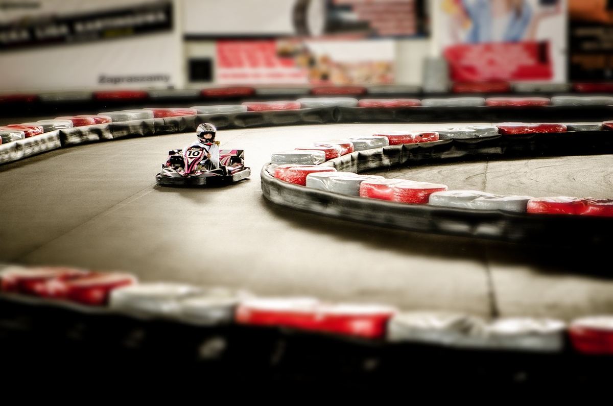 Un kart miniature tourne sur un virage de piste intérieure